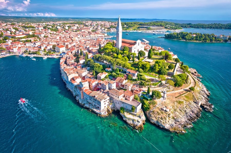 Rovinj van bovenaf, direct gelegen aan de Adriatische zee