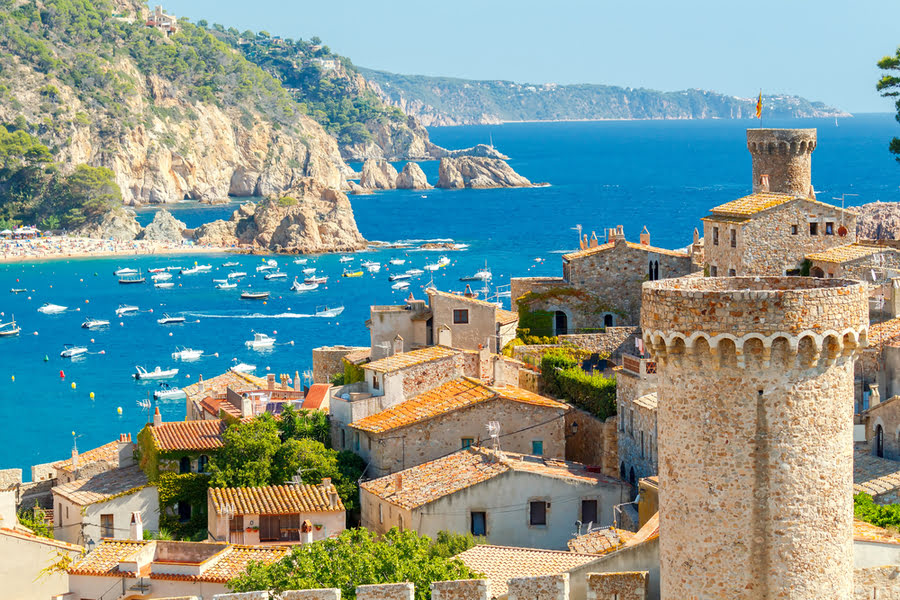 uitzicht op Tossa de Mar met een kasteelmuur en toren op de voorgrond