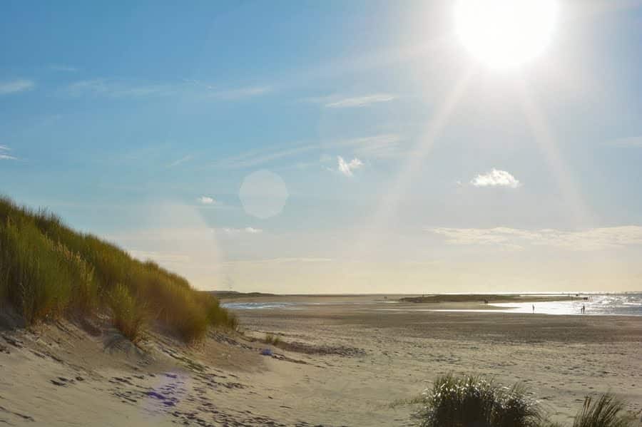 de duinen, het strand en de zee