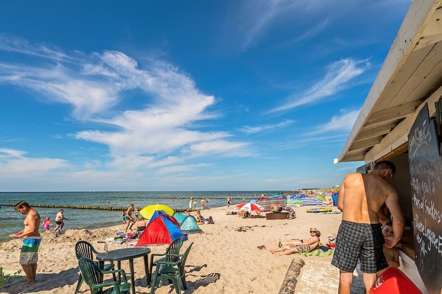 Gezinnen op het strand aan de zee