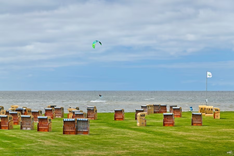 Kitesurfer op het water met grasveld