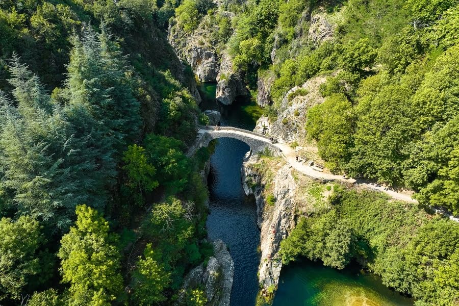 een brug over een kloof in de Ardèche