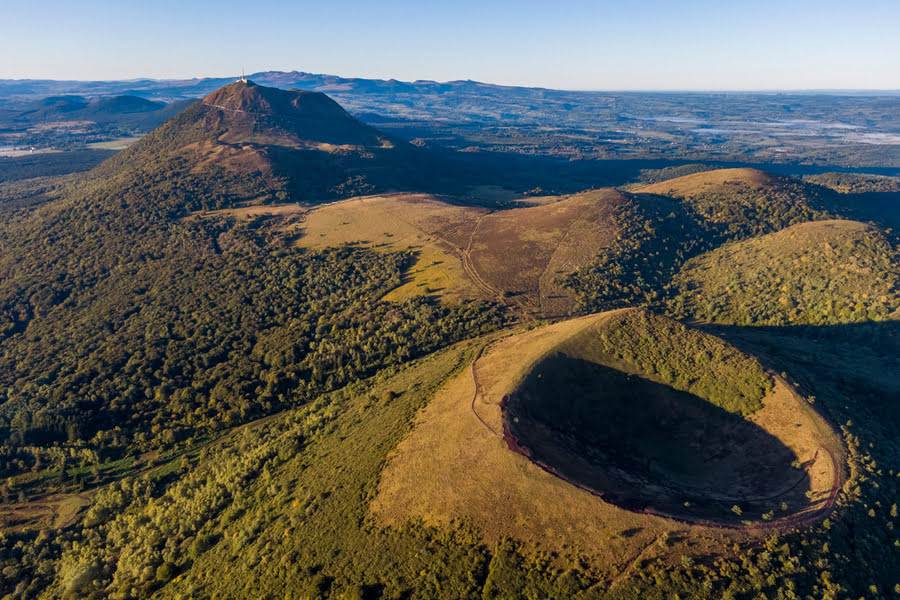 uitzicht op Puy-de-Dôme, de hoogste vulkaan van Auvergne