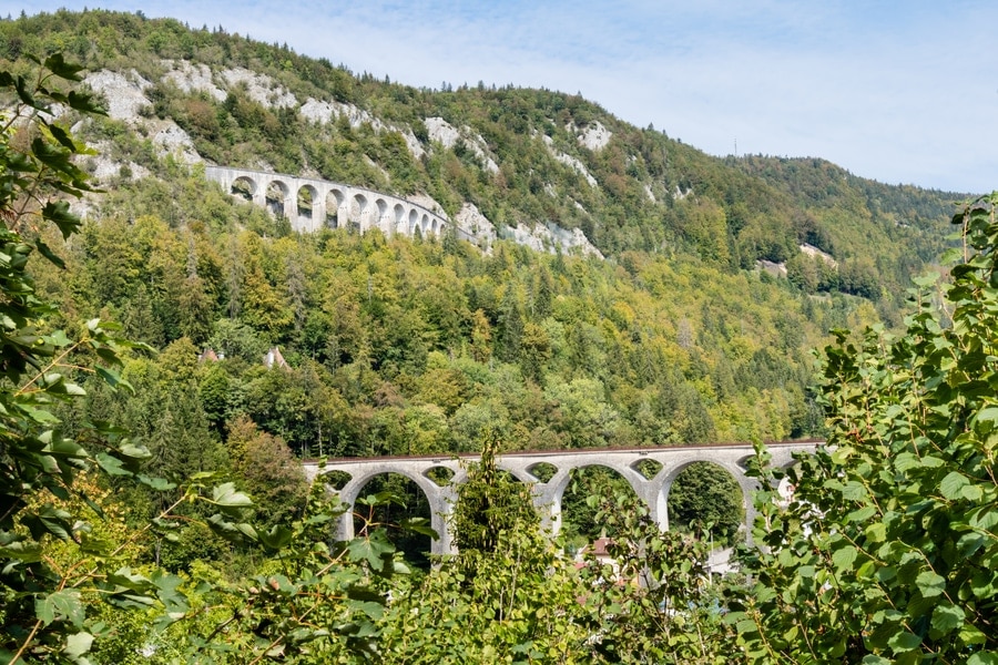 twee viaducten lopen over een berg