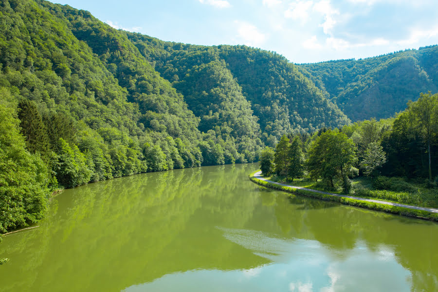 uitzicht op de Maas, stromend door de Ardennen