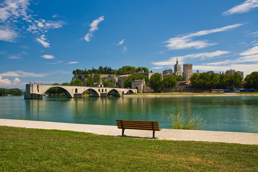 uitzicht op Avignon vanaf de overkant van de rivier