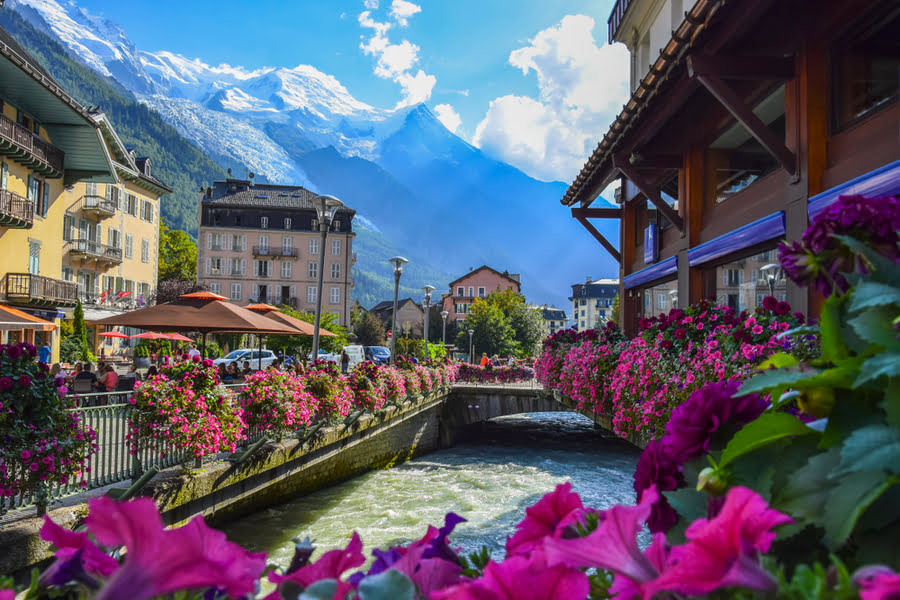 charmante binnenstad van Chamonix met kanaaltjes en balkons vol bloemen