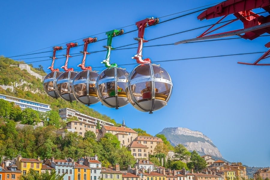 gondola met stad en bergen op de achtergrond