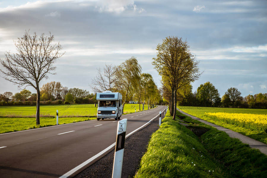 camper op de weg