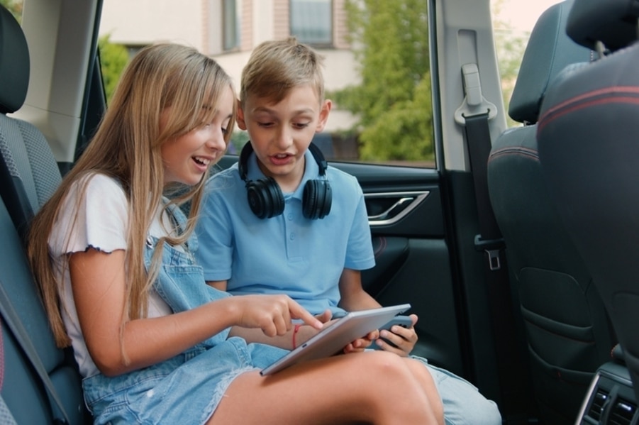 kinderen op de achterbank van een auto