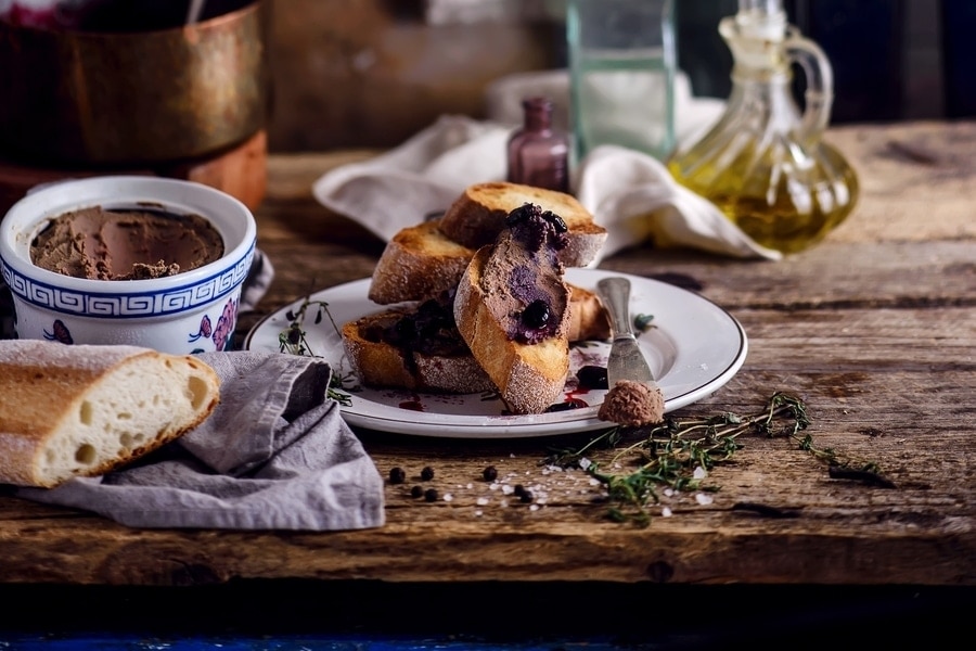 Toscaanse toastjes met een spread van kippenlevertjes