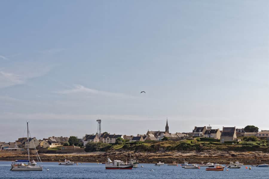 uitzicht op een havenstadje vanaf zee