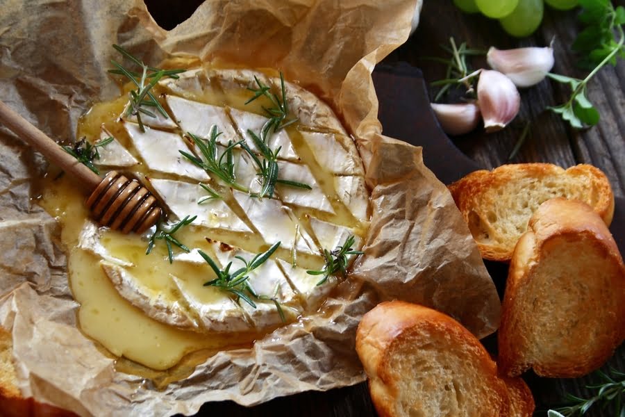 camembert met honing en stokbrood