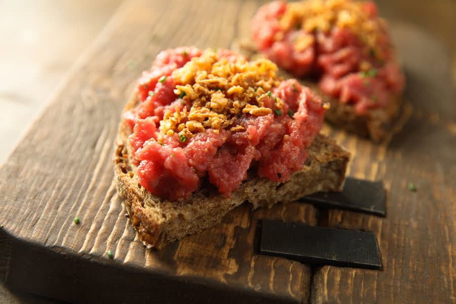 kleine broodjes met steak tartaar