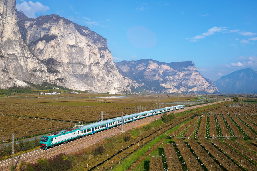 een trein rijdt door het Toscaanse landschap