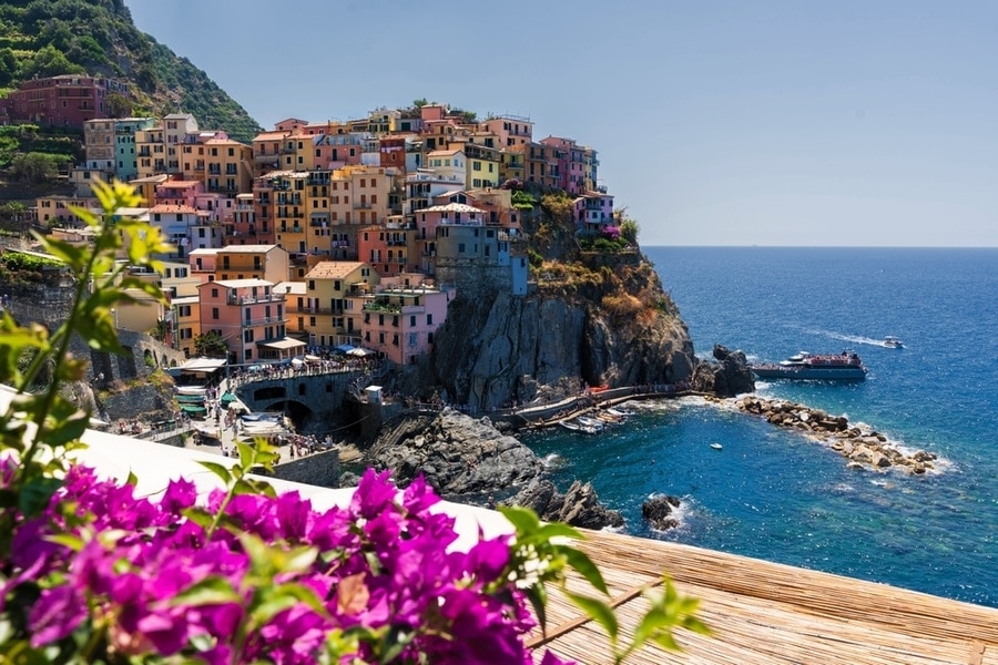 uitzicht op een dorpje uit de Cinque Terre, gelegen op kliffen boven zee