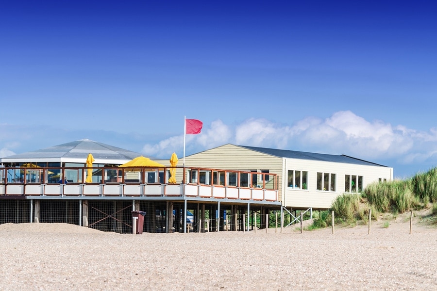 een strandpaviljoen tussen de duinen