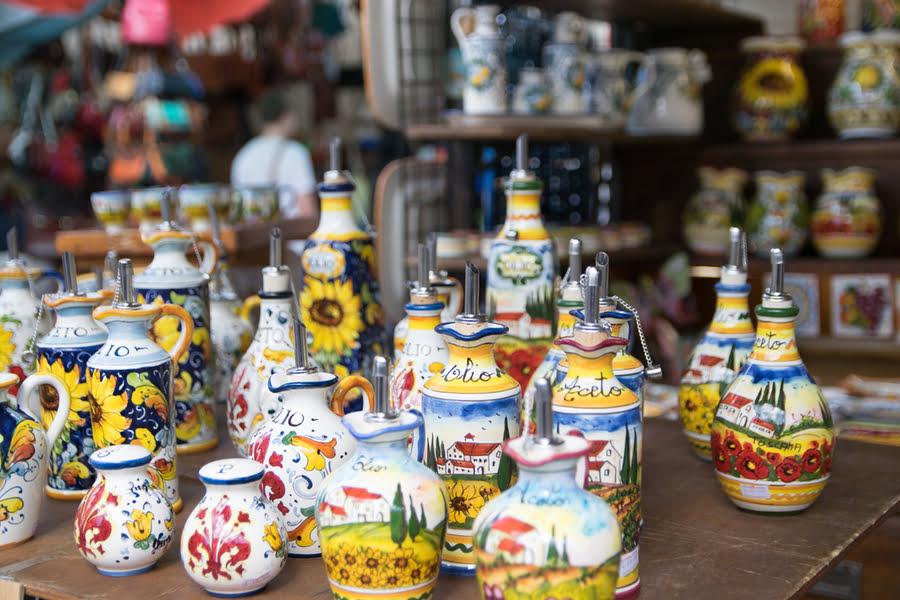 marktkraam met gedecoreerde kannetjes en potjes als souvenirs