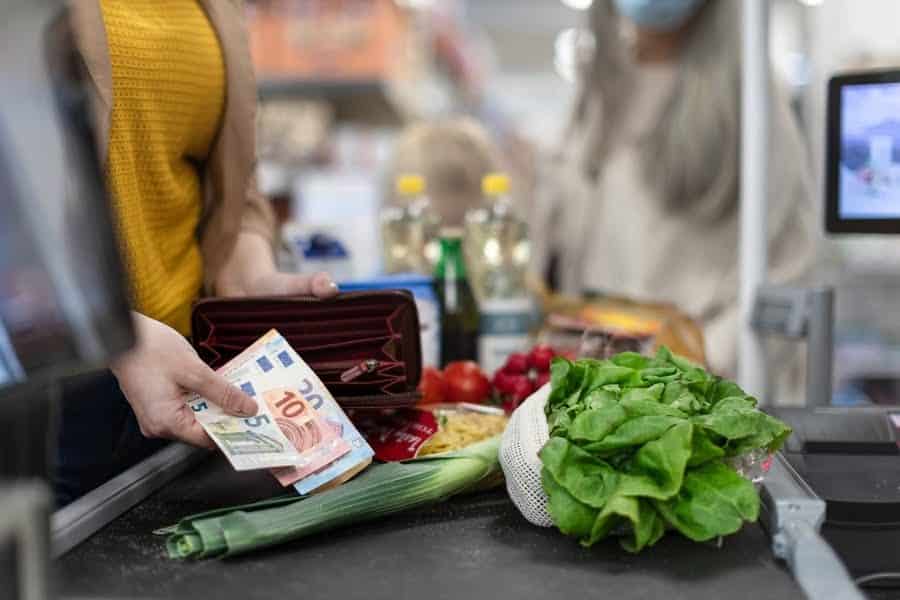 vrouw rekent boodschappen af bij de kassa