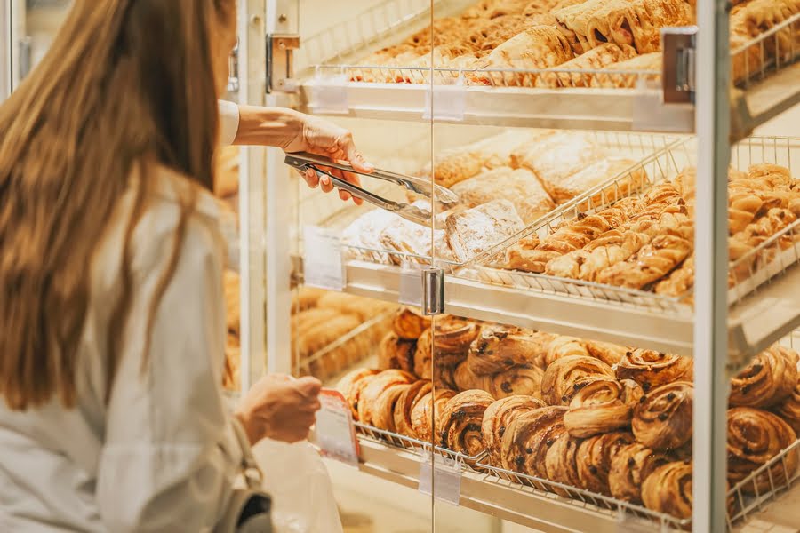 vrouw pakt een broodje met een tang