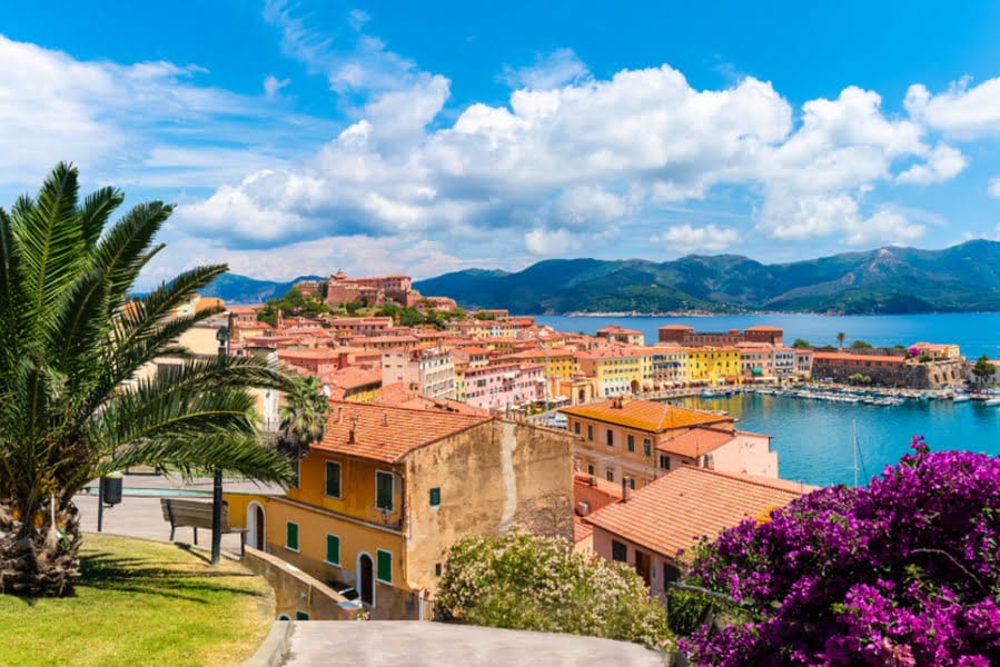 de haven en kleurrijke huisjes van het oude stadje Portoferraio