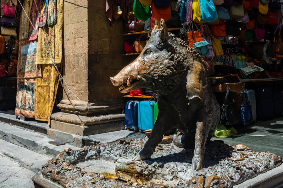 bronzen beeld van een wild varken op een markt