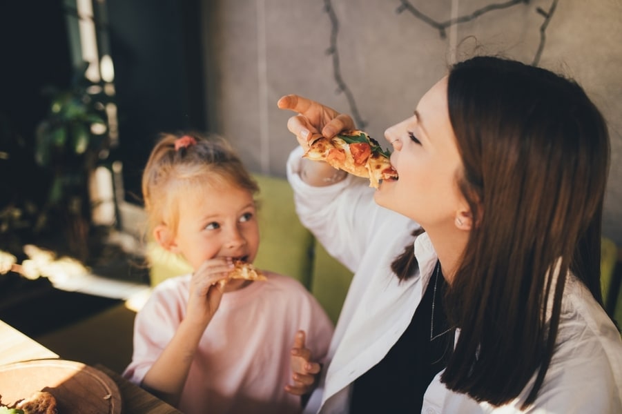 moeder en dochter eten samen pizza