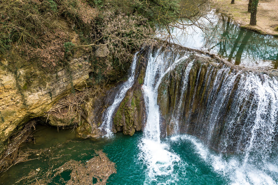 waterval in het bos