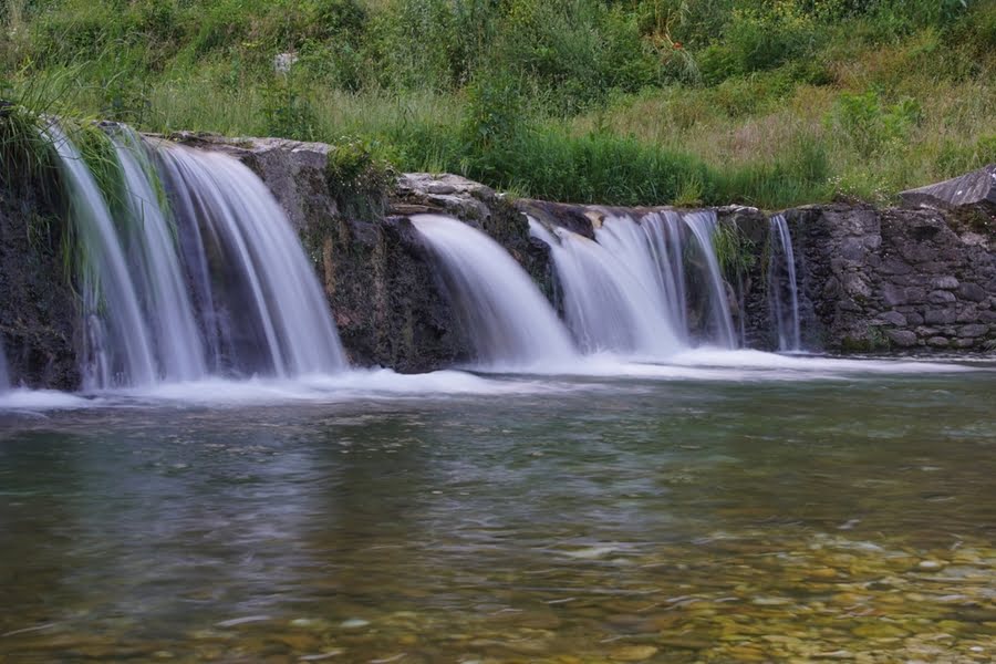 lage waterval tussen het hoge gras