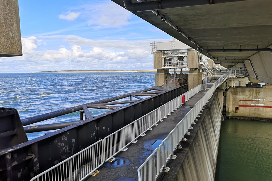 deltawerk houdt water tegen