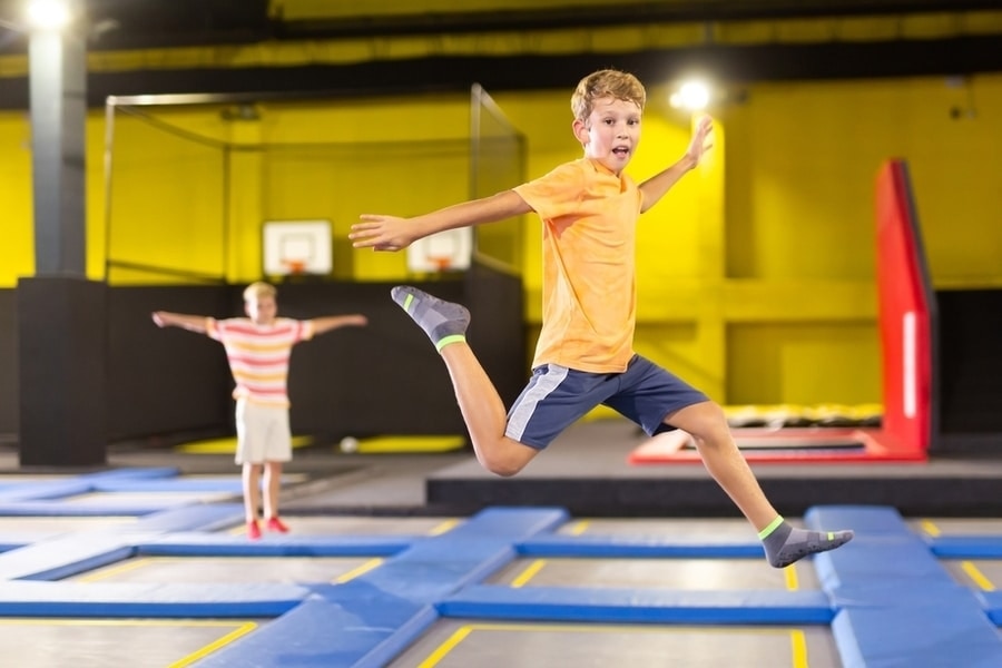 kinderen springen in een hal vol trampolines